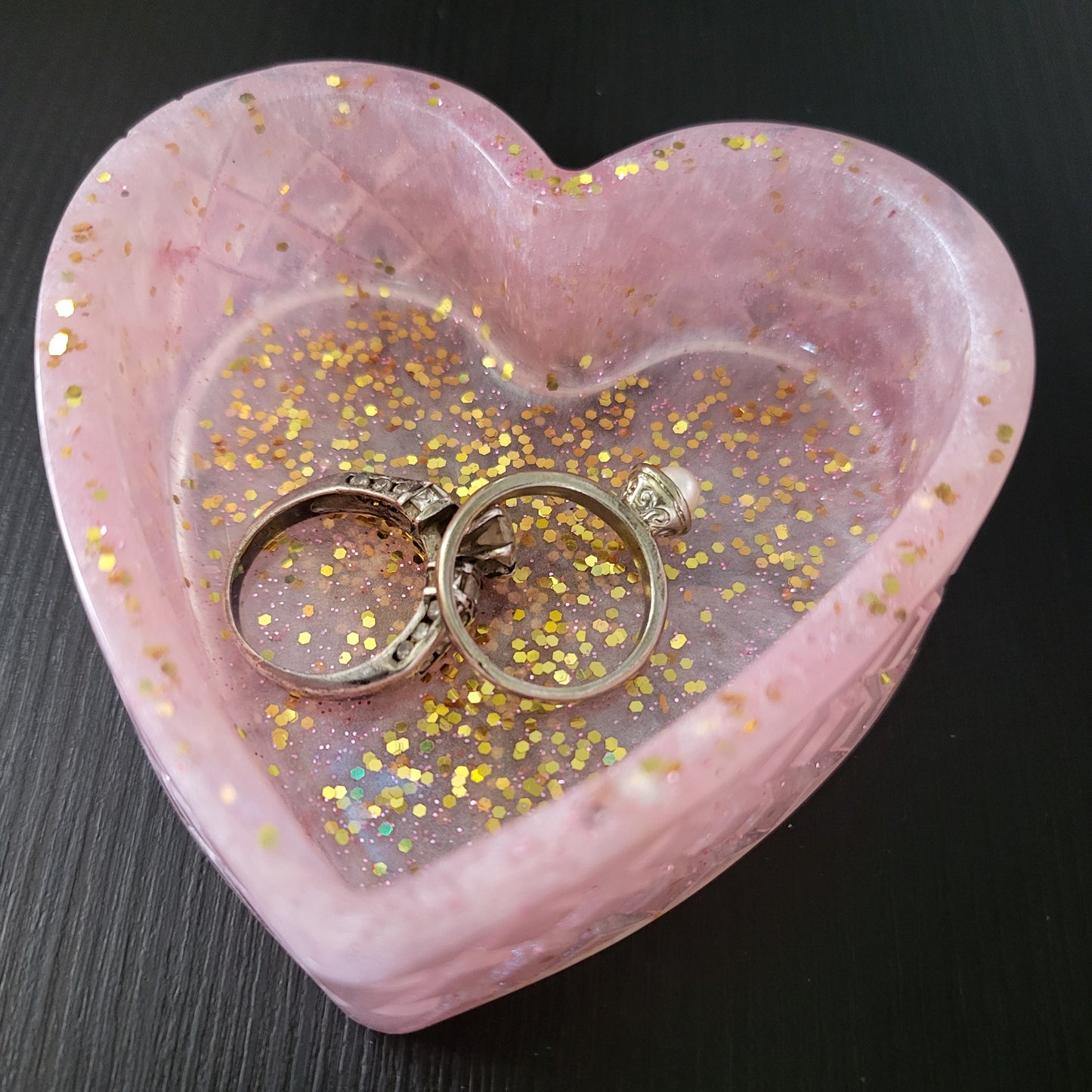 Boite de bijoux en forme de coeur.