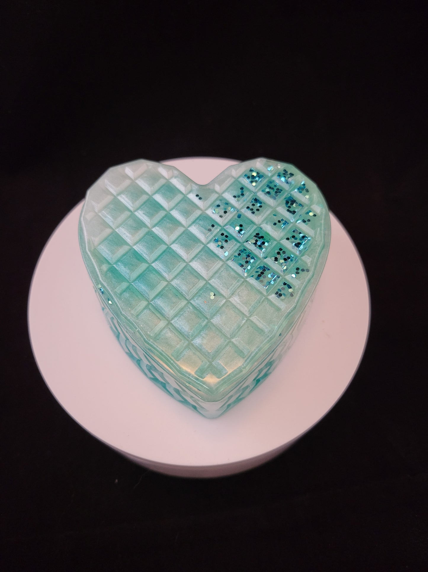 Boite de bijoux en forme de coeur.
