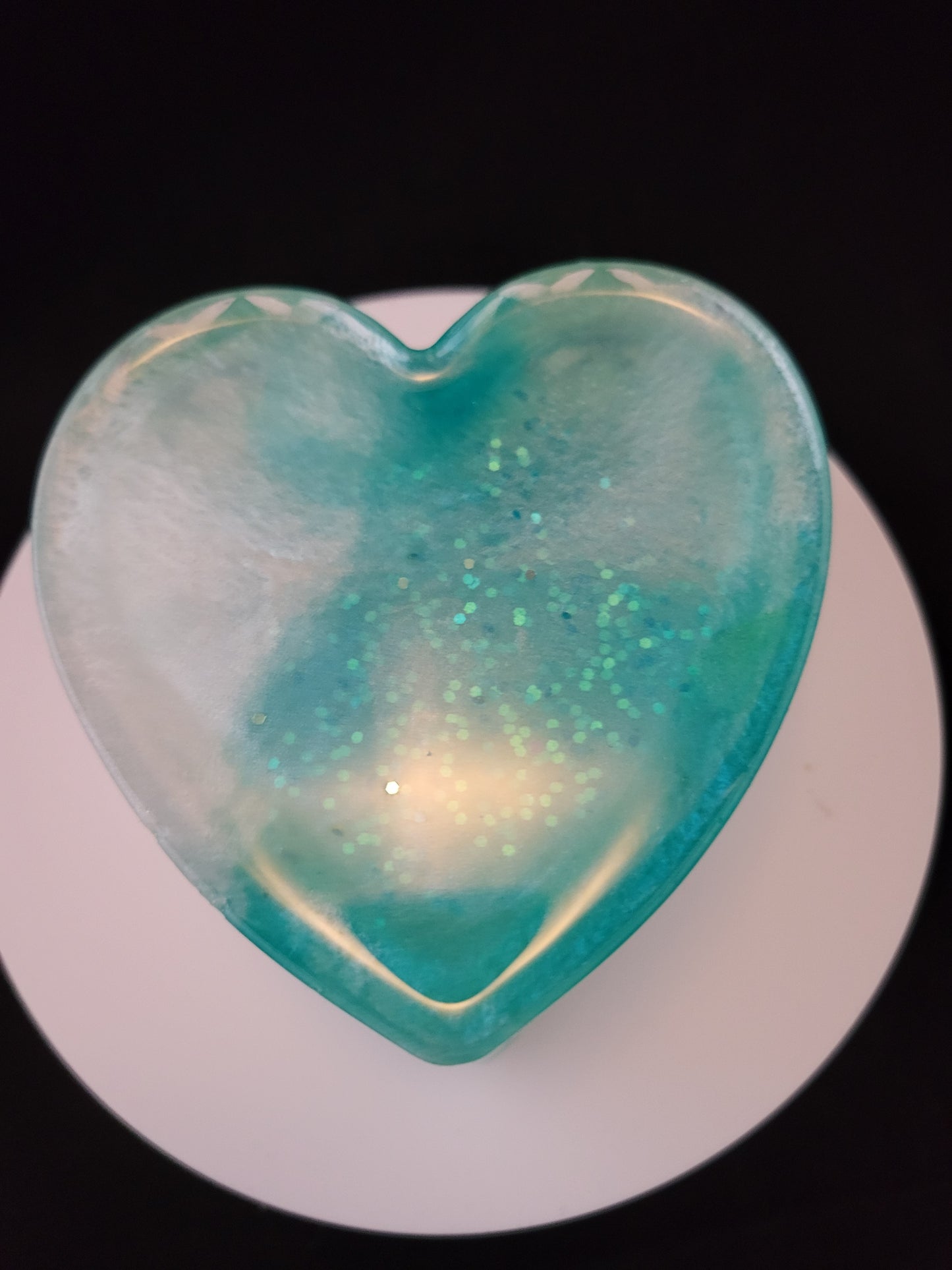Boite de bijoux en forme de coeur.
