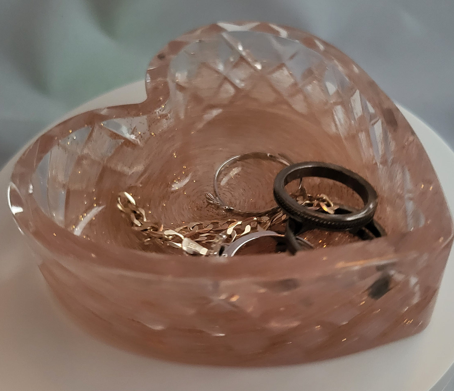 Boite de bijoux en forme de coeur.