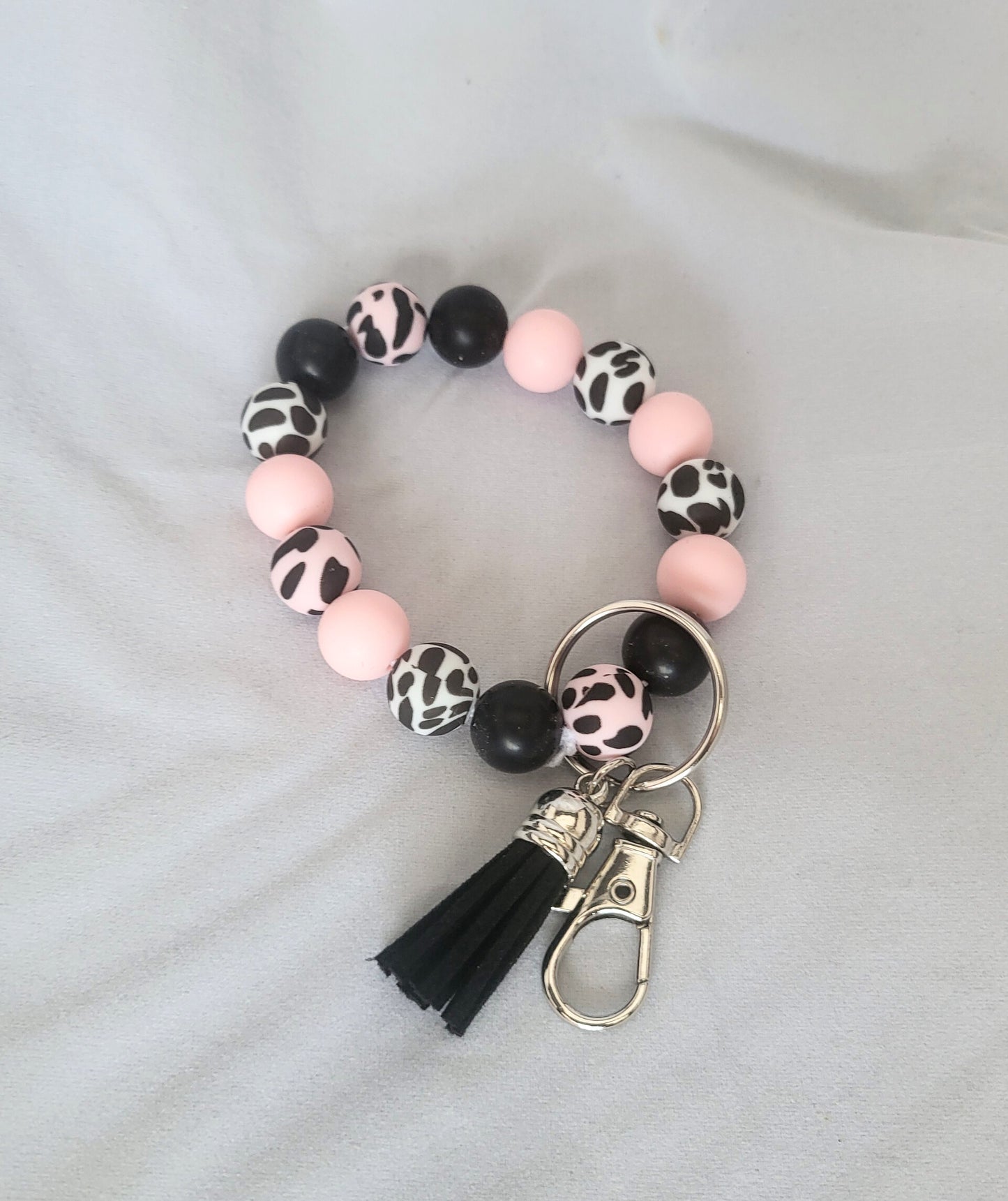 Bracelet porte-clés à imprimé animal rose, blanc et noir.