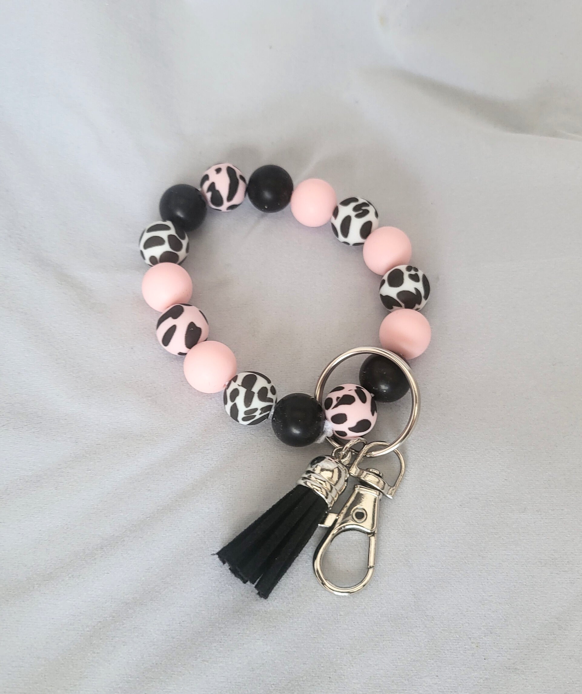 Bracelet porte-clés à imprimé animal rose, blanc et noir.