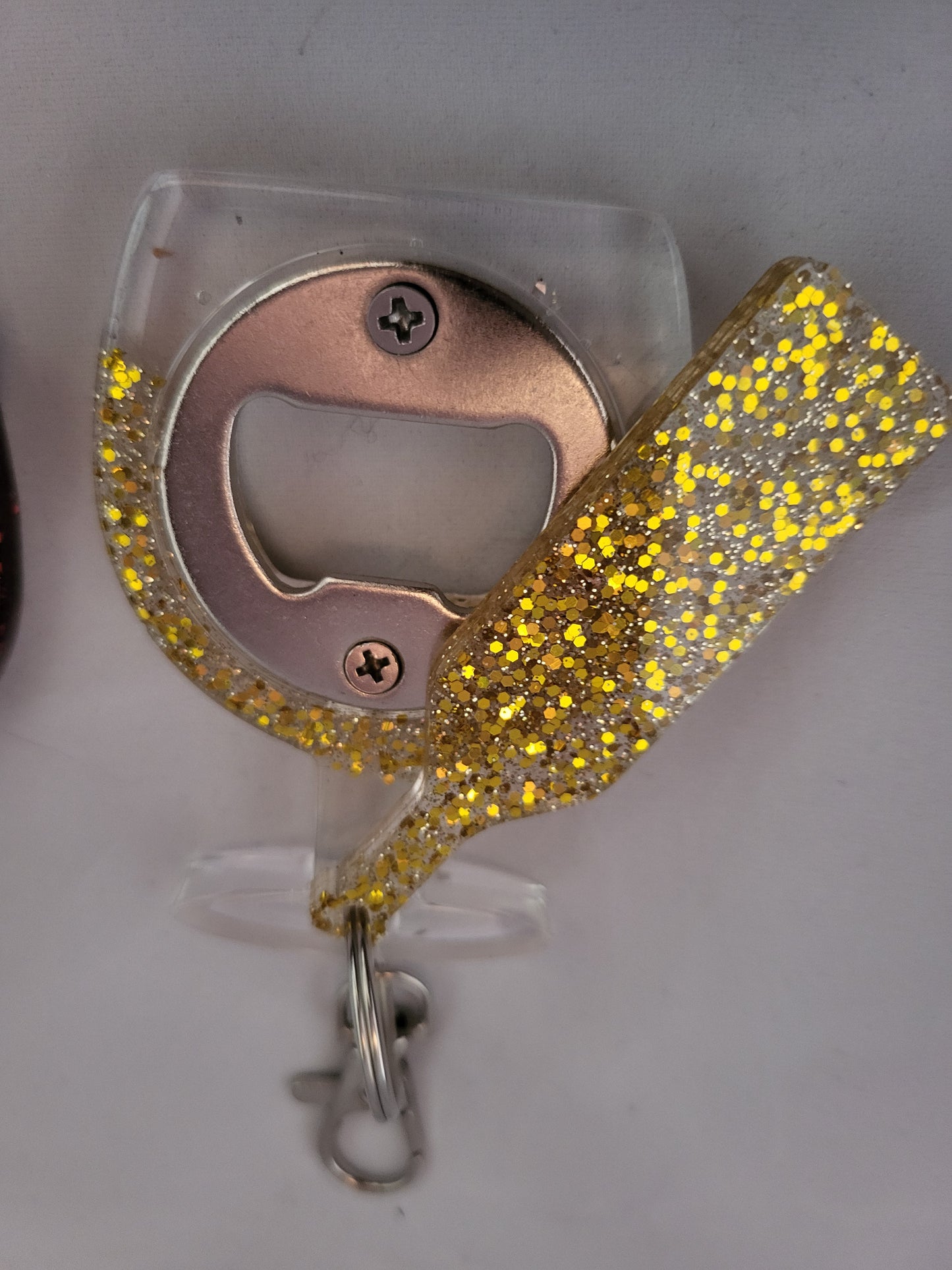 Porte-clés "verre de vin", décapsuleur.